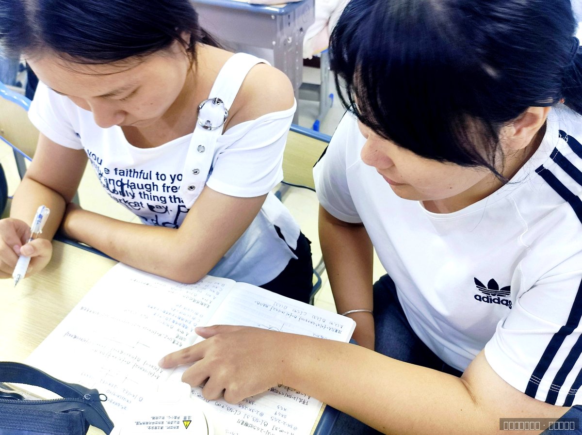 古冶老师面对面批改作业，逐题讲解