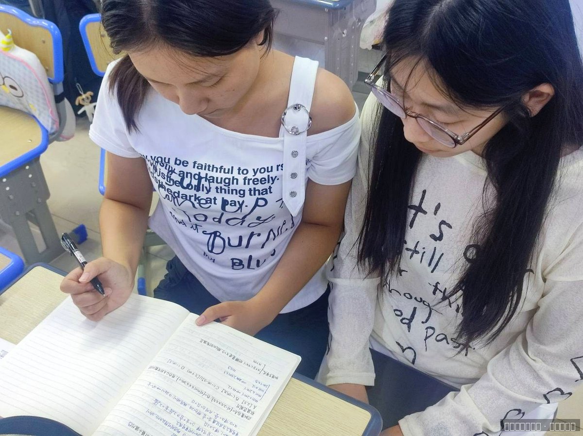 古冶一对一辅导学生课堂练习，老师全程跟进